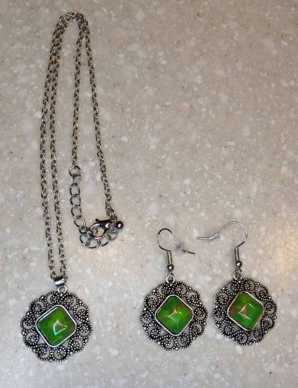lot 450 image: New Necklace With Pierced Earrings Green Stone Silvery P
