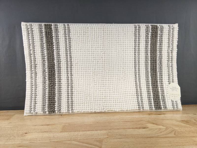 lot 70 image: Brand New Threshold Chenille Memory Foam Bath Rug Gray White 20 x 34 N