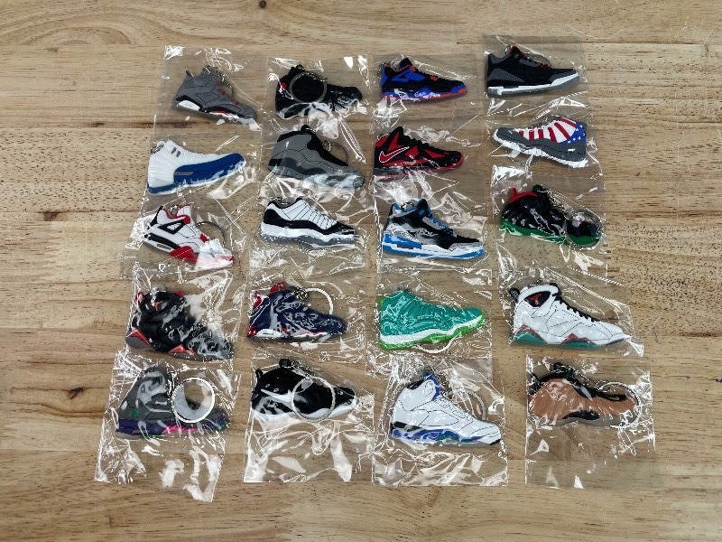 lot 21C image: 20 Brand New Nike Air Jordan Sneaker Air Max Foamposite Lebron Shoe Keychains N