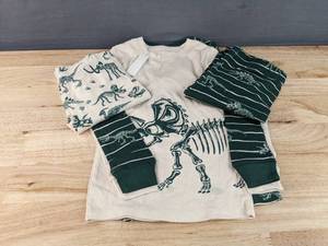lot 130 image: Brand New Members Mark Boys Two Pair Pajama Set Dinosaur Green Cream Size 6 N