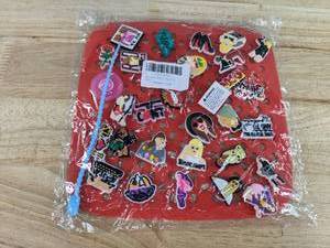 lot 5H image: 30 Brand New Taylor Swift Croc Charms with Display Mat N