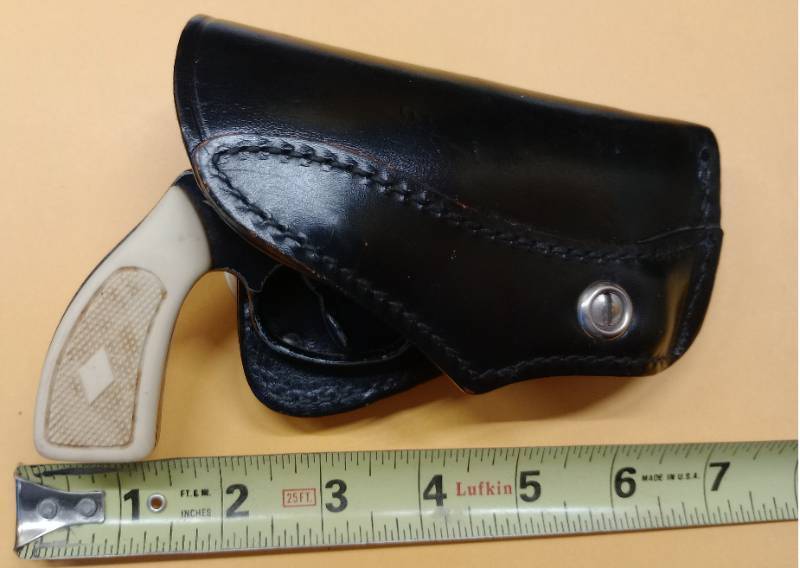 lot 57 image: Vintage Uniwerk Model V22 Volcanic 22 Toy Replica Cap Gun - Made in Italy