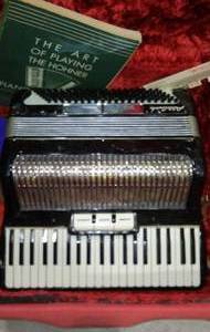 lot 7 image: Vintage Italian Accordian.