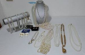 lot 128 image: Costume Pearl Necklaces and Earnings.