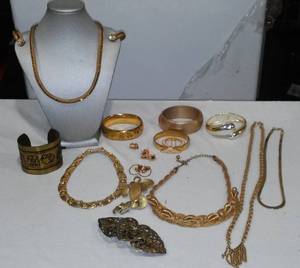 lot 185 image: Vintage Gold Tone Jewelry, 1940s And Newer