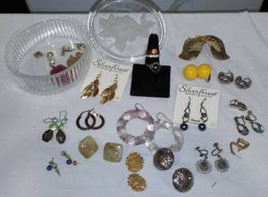 lot 186 image: Vintage Clip-Ons, Pierced, Rings