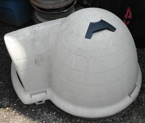 lot 139 image: Indigo Petmate Igloo Dog House