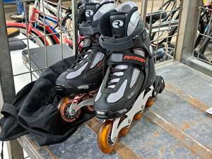 lot 258 image: Razor 250 80mm Max Wheel ABEC-7 Rollerblades with Bag