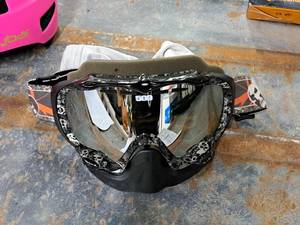 lot 261 image: Model 509 Ski Goggles with Bag