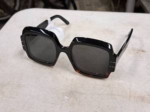 lot 284 image: Christian Dior Signature S1U Suglasses 18AO