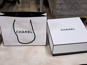 lot 289 image: Gift Bag and Box