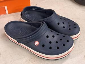 lot 315 image: Crocs Size 9 Shoes