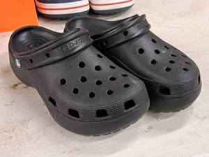 lot 316 image: Crocs Size 9 Shoes