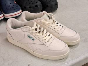 lot 317 image: Reebok Size 10 Shoes
