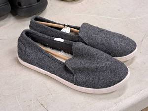 lot 318 image: West Loop Size 7-8 Shoes
