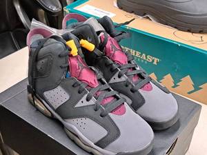 lot 322 image: Nike Air Jordan 6 Retro (GS) Size 6.5Y Youth Shoes