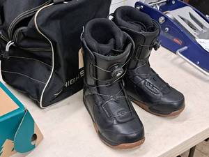 lot 324 image: K2 Raider Boa Size 11 Snowboarding Boots with High Sierra Bag