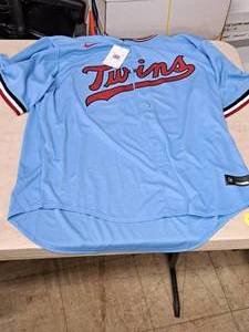 lot 350 image: Nike Size 2X-Large Twins Athletic Jersey