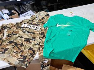 lot 373 image: Size Large Mens Nike T-Shirt and Levis Hooded Sweatshirt
