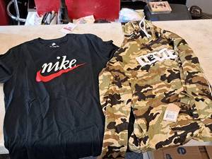 lot 372 image: Size Large Mens Nike T-Shirt and Levis Hooded Sweatshirt