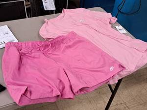 lot 402 image: Nike Size 2X-Large Womens Top and Shorts