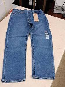 lot 385 image: Levis Wedgie Straight 8 x Short W29 L28 Size 29 Womens Jean
