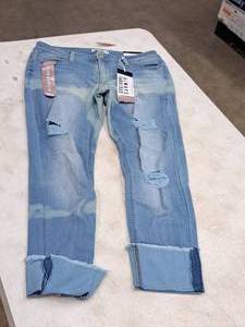 lot 386 image: Almost Famous Mid Rise Roll Cuff Size 11 Womens Denim Jean