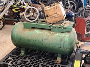 lot 205 image: 60-Gallon Air Compressor 1Z986 15-429