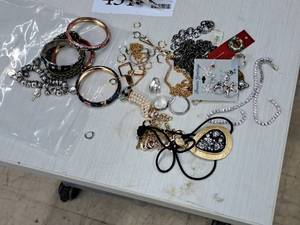 lot 433 image: Womens Costume Jewelry - Necklaces, Bracelets, Earrings (assorted)
