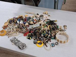 lot 434 image: Womens Costume Jewelry - Necklaces, Bracelets, Earrings, Rings (assorted)