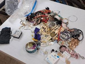 lot 435 image: Womens Costume Jewelry - Necklaces, Bracelets, Earrings, Rings (assorted)