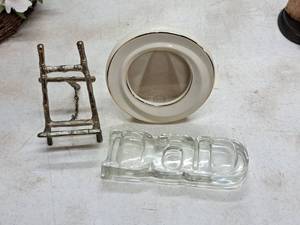 lot 457 image: Lot of (3) Assorted Home Dcor Picture Frames - DAD, Easel, Round