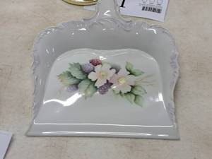 lot 450 image: Flower pattern Decorative Home Dcor Dust Pan