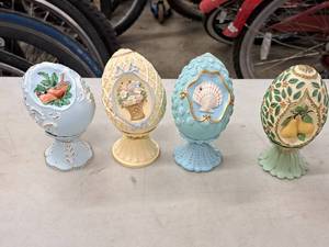 lot 447 image: Collectors Egg with Base