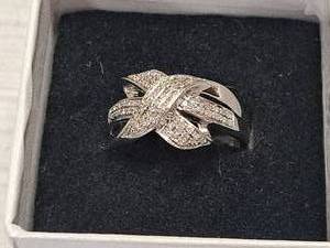 lot 425 image: Womens Sterling Silver Fashion Gemstone Ring with Ring Box