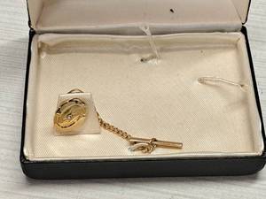 lot 426 image: Anson Jewelers Mens Gold w Stone Cuff Link (one) with Storage Box