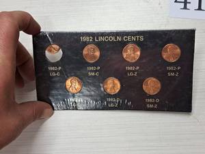 lot 414 image: Lincoln Cent Collectors Set - 1982P & D