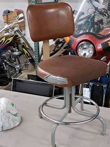 lot 463 image: Swivel Bar Chair wih Back Rest