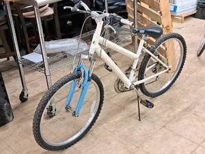 lot 469 image: Roadmaster 20 Womens Trail Bike 16 White Frame