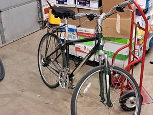 lot 472 image: Raleigh 24 Mens 10-speed Trail Bike 18 Black Frame