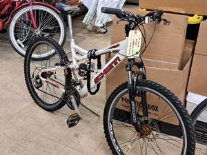 lot 473 image: Schwinn Aluminum 22 Womens Mountain Bike 18 White Frame