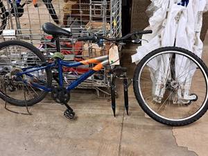 lot 483 image: Raleigh 22 Trail Bike 20 BlueOrangeSilver Frame