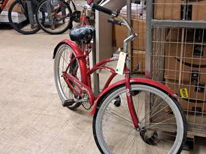 lot 488 image: Electra Classic 22 Single-speed Street Bike 18 Red Frame