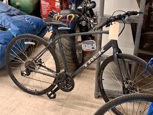 lot 489 image: Trek FX 1 24 Mens Trail Bike 22 Dark Grey Frame