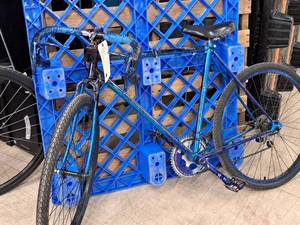 lot 490 image: 22 Mens 10-speed Trail Bike 22 Blue Frame