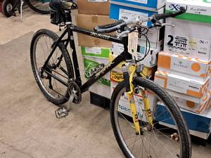 lot 495 image: Specialized Stump Jumper FS 22 Mens Mountain Bike 22 Black Frame