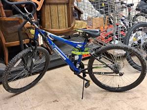 lot 496 image: Mongoose 6061 Aluminum 22 Mens 21-speed Trail Bike 16 Blue Frame