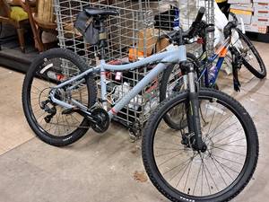 lot 498 image: Co Op 22 Womens Trail Bike 16 Grey Frame