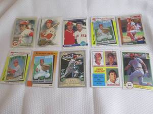 lot 45 image: Assorted Johnny Bench Cards...
