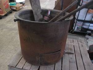 lot 336 image: Pallet lot with HUGE Vintage cast i...